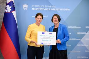 Bulčeva Bratuškovi simbolično predala 109 milijonov evrov za drugi tir