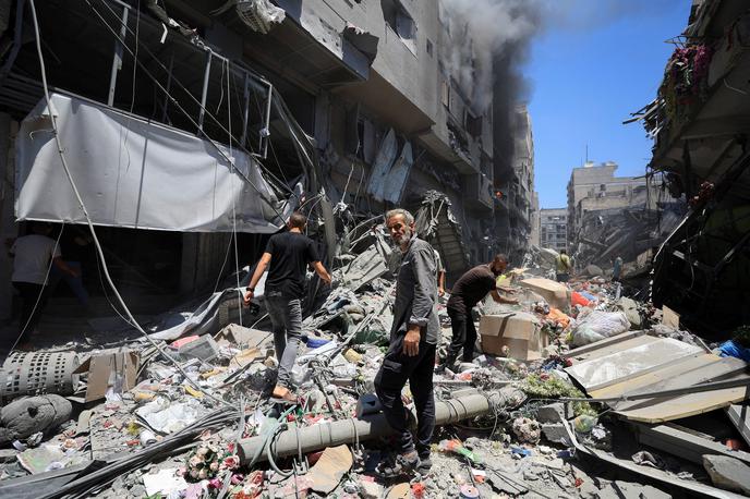 Gaza | V mednarodni skupnosti se medtem krepijo kritike na račun Izraela, predvsem zaradi onemogočanja dostav humanitarne pomoči v Gazo, kjer ljudi poleg vsakodnevnega bombardiranja vse bolj ogrožajo katastrofalne življenjske razmere, pomanjkanje osnovnih dobrin in huda lakota. | Foto Reuters