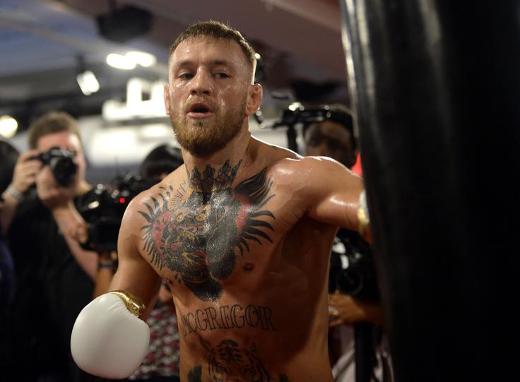 Če se bo McGregor v dvoboju z Mayweatherjem spozabil in uporabil kakšno tehniko iz mešanih borilnih veščin, lahko ostane brez 90 odstotkov zaslužka. | Foto: Reuters