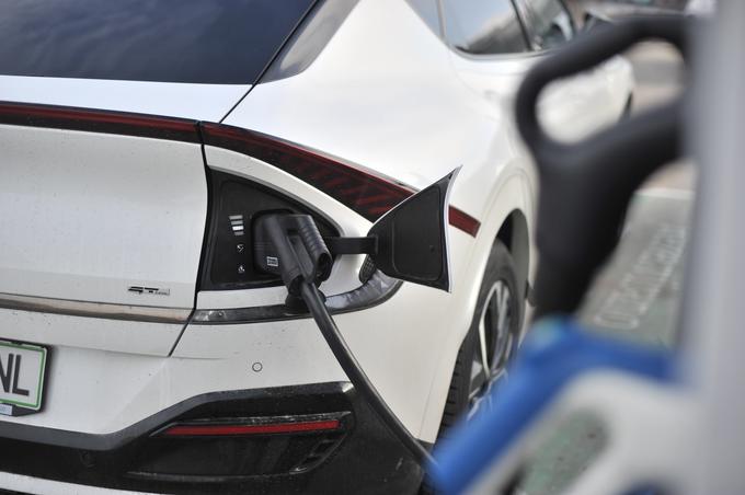 Kia EV6 sodi med avtomobile, ki lahko z elektriko v bateriji napajajo večje zunanje porabnike.  | Foto: Gregor Pavšič