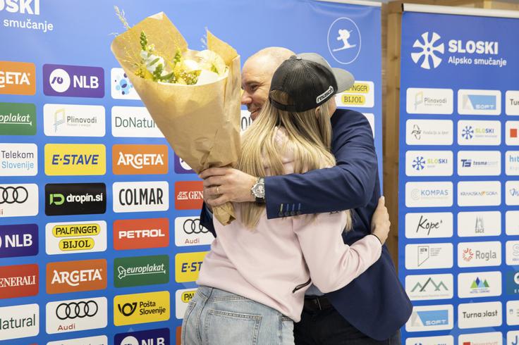 S strani direktorja SZS Uroša Zupana je prejela tudi šopek. | Foto: Katja Kodba/STA