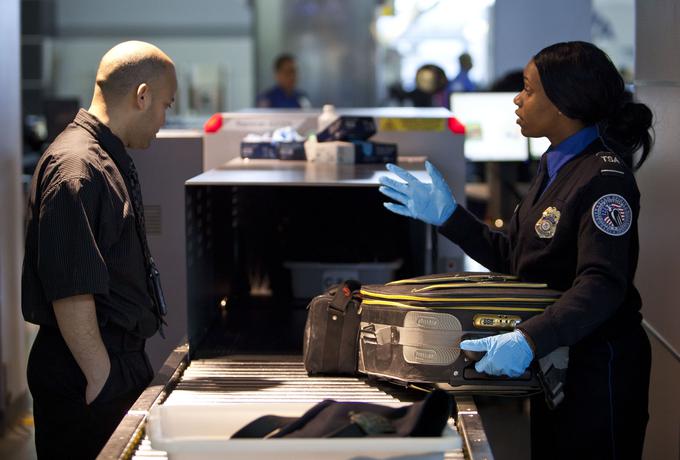 Natančni pregledi potnikov in njihove ročne prtljage so po terorističnih napadih 11. septembra postali stalnica na vseh letališčih. | Foto: Reuters