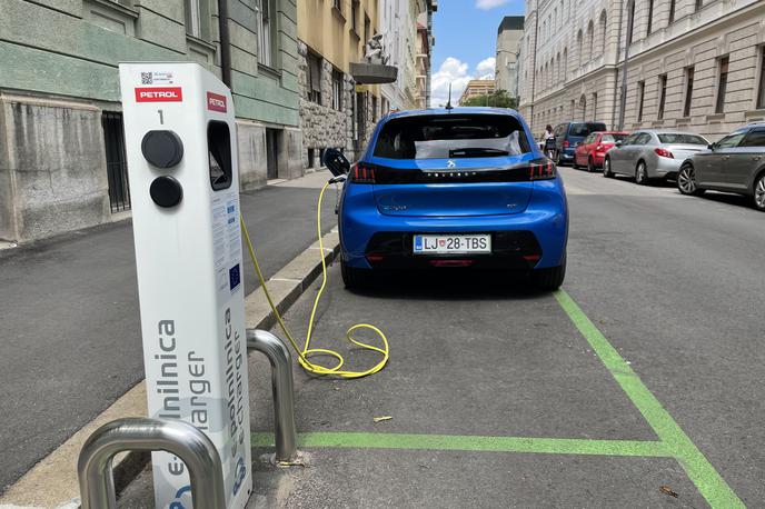 Peugeot e 208 električna polnilnica | Tisoč kilometrov smo z električnim avtomobilom prevozili izključno z uporabo javne polnilne infrastrukture. | Foto Gregor Pavšič