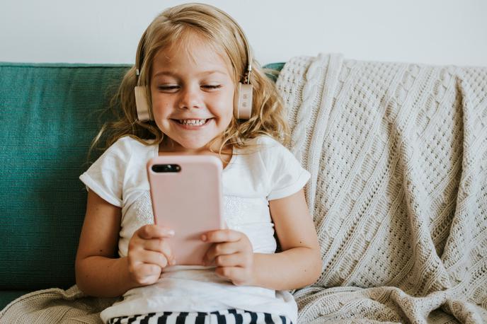 Otroci, pametni telefon | Foto Shutterstock