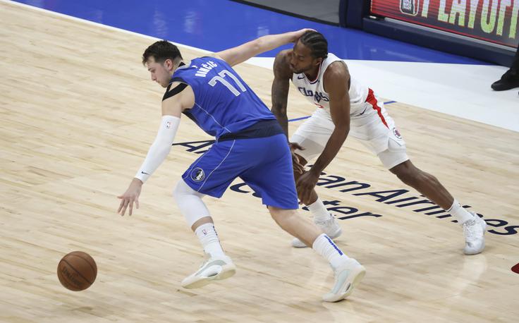 Kawhi Leonard je bil tokrat nerešljiva uganka za Dallas. Dosegel je 45 točk. | Foto: Reuters