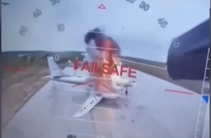 Posnetek zaslona s kamere enega od ukrajinskih dronov tik pred eksplozivnim trkom v rusko letalo.  | Foto: Posnetek zaslona