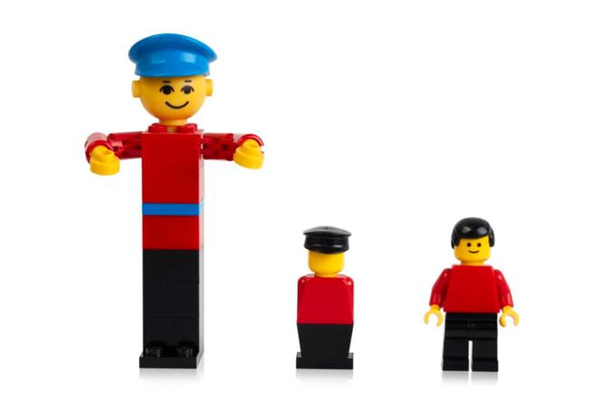 Evolucija Legove minifigure: levo je prva, ki jo je Lego izdal leta 1974, v sredini je druga iz leta 1975, ki že kaže zametke sodobne minifigure, desno pa je model, ki ga je Knudsen zasnoval leta 1978 in je z izjemo kozmetičnih popravkov v uporabi še danes.  | Foto: Lego