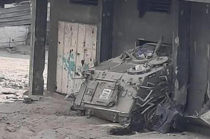 Izraelski na daljavo vodeni oklepnik | Fotografija, objavljena na družbenem omrežju X, ki naj bi prikazovala uporabo robota – daljinsko vodenega oklepnega transporterja M113 – v Gazi. | Foto @gazanotice/posnetek zaslona/X