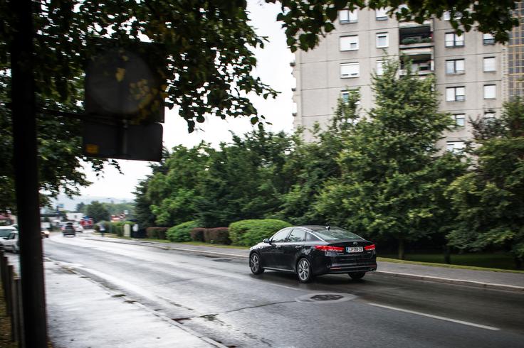 Optima zanesljivo in ne pretirano nagnjena pobira ovinke. Kot limuzina se lepo ujame s programom ECO, v katerem lahko prekrižari tisoč kilometrov brez točenja goriva. V programu sport daje dobre občutke natančno in trše krmarjenje, sicer pa je volan že v ECO mode neposreden z manj kot tremi zavrtljaji. Pohvalimo obliko in majhen premer volanskega obroča z odlično oprijemljivostjo in ročicami menjalnika za izpolnjevanje športnih ambicij. | Foto: Klemen Korenjak