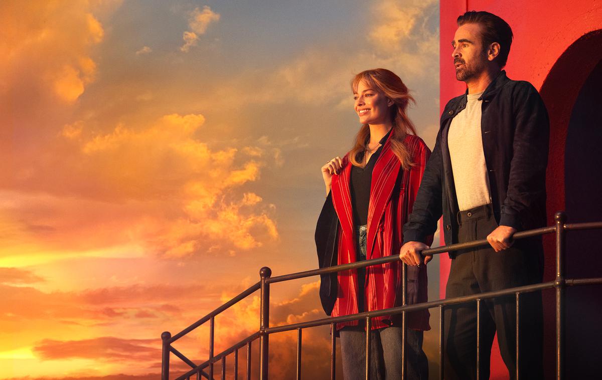 Veliko, lepo, pogumno potovanje | Margot Robbie in Colin Farrell na kičastem ozadju kičastega spomina na kičasti sončni zahod iz svetilnika ustvarita prepričljivo sceno. | Foto Jučer