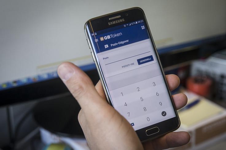 Zaženete aplikacijo GBToken in izberete QR čitalec. | Foto: Ana Kovač