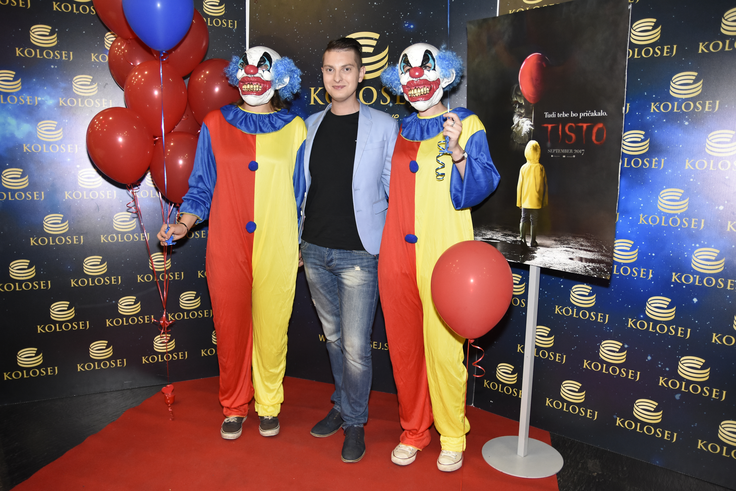 ... pevec (ki želi postati predsednik) Damjan Murko ... | Foto: Kolosej
