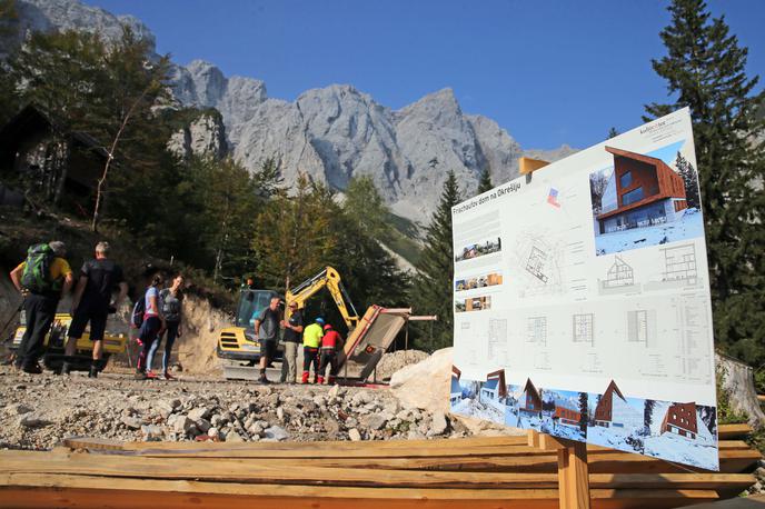 Okrešelj | Na pogorišču Frischaufovega doma na Okrešlju so danes postavili temeljni kamen za nadomestni dom.  | Foto Andraž Purg