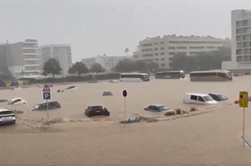 Močni nalivi zajeli Španijo: ulice so poplavljene, dve osebi umrli #video