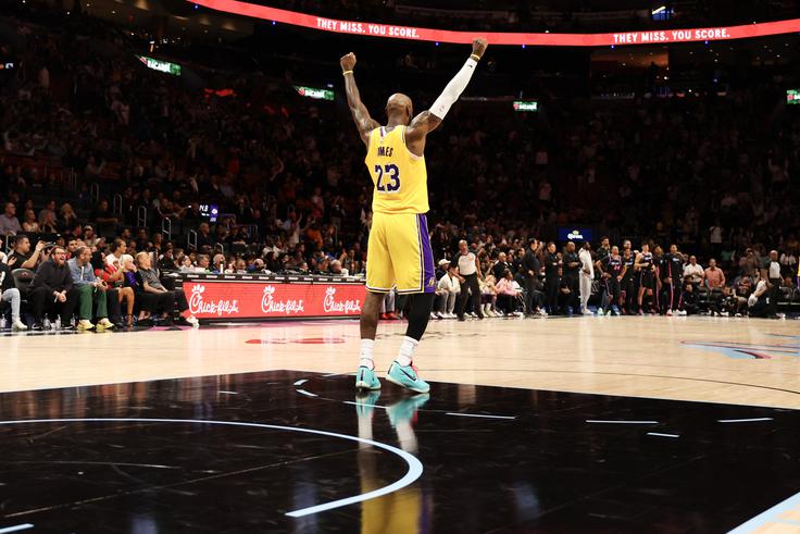 LeBron James, ki je zelo priljubljen v Miamiju, saj mu je pomagal do dveh naslovov, je izenačil rekord Roberta Parisha in dočakal nov trojni dvojček. | Foto: Reuters