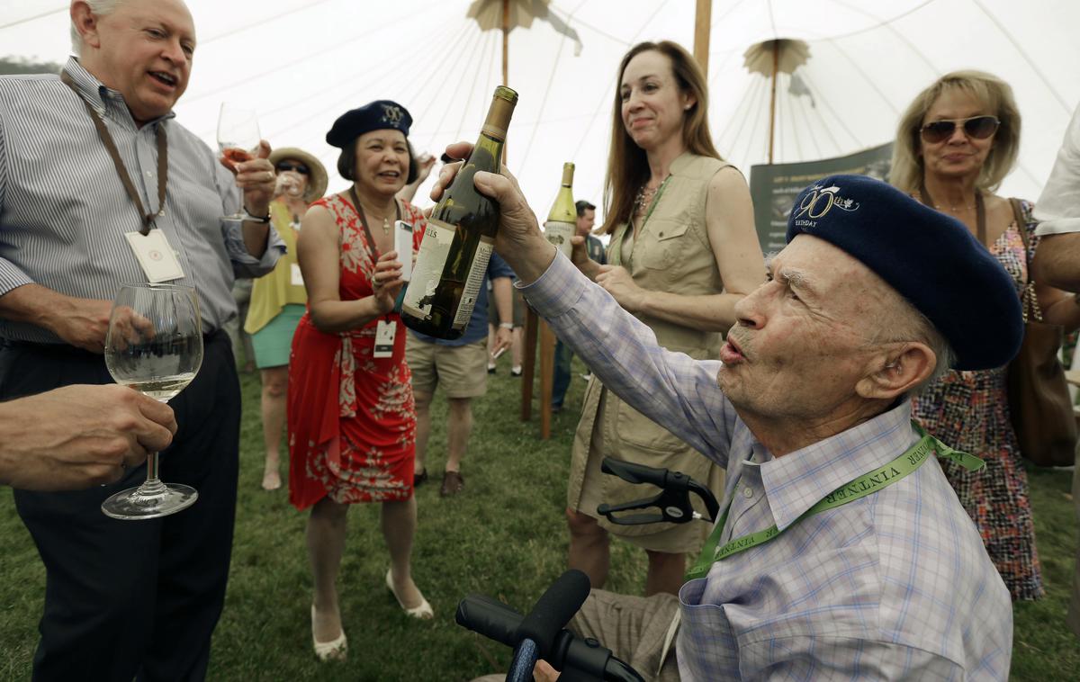 Mike Grgich | Mike Grgich s steklenico chardonnayja, s katerim je slavil na slovitem ocenjevanju v Parizu. | Foto Guliverimage