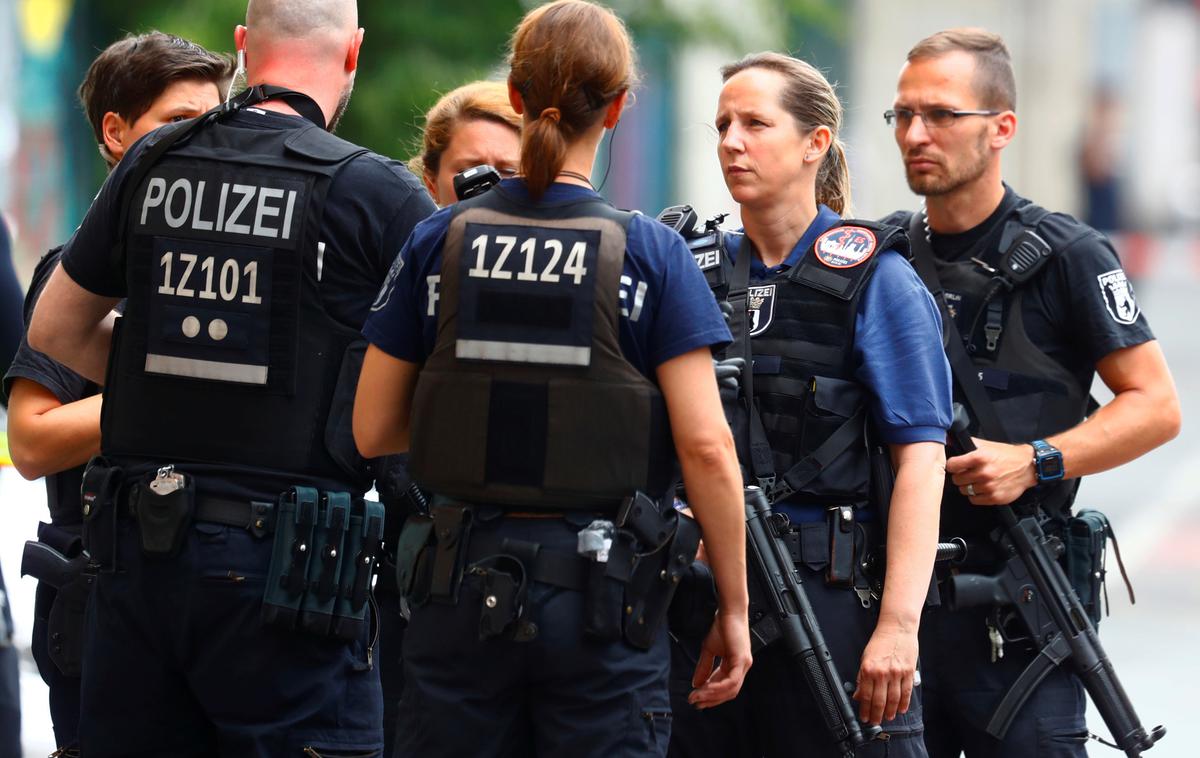 nemška policija | Ranjeni je pomoč poiskal pri zaposlenem na bencinski črpalki. To so po incidentu zaradi forenzične preiskave zaprli do večernih ur. Fotografija je simbolična. | Foto Reuters