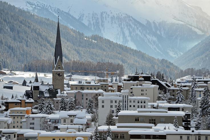 Švicarji služijo denar tudi s turizmom. Donosna podpanoga je tudi kongresni turizem. Eden od znanih turističnih krajev je Davos, ki vsako leto gosti Svetovni gospodarski forum. Davos ima bogato kulturno zgodovino. V to mesto je postavljeno dogajanje v znanem romanu Čarobna gora, ki ga je napisal nemški pisatelj Thomas Mann. Škotski pisatelj Robert Louis Stevenson pa je v Davosu napisal sedem zadnjih poglavij romana Otok zakladov.  | Foto: Getty Images