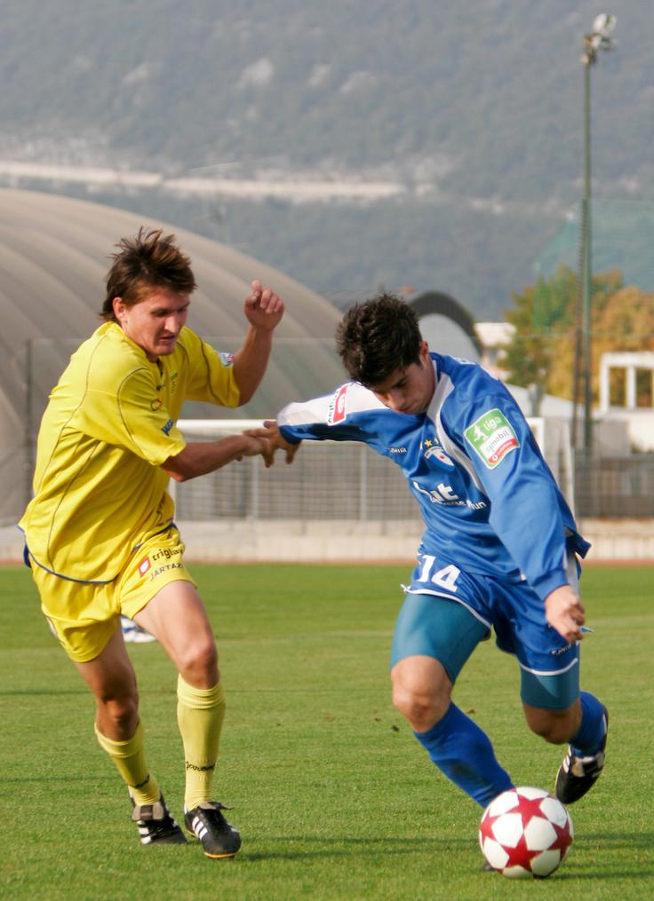 Andraž Kirm V boju z Bojanom Jokićem na tekmi med Domžalami in Gorico leta 2005. | Foto: Vid Ponikvar