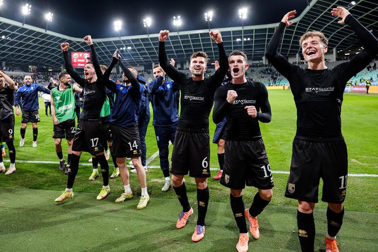 Nogometaši Kosova so si z zmago v Ljubljani že zagotovili najmanj nastop v dodatnih kvalifikacijah za SP 2026, zgodovinski uspeh pa proslavljali pred številnimi navijači v Stožicah. | Foto: Aleš Fevžer