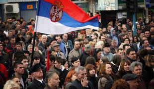 Na protestu v Kosovski Mitrovici več tisoč kosovskih Srbov