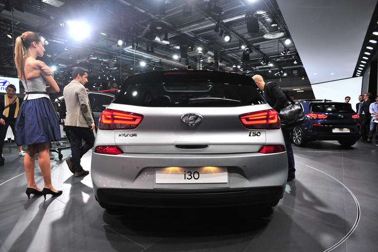 Drznost Hyundai prepušča Kii, saj vsaj v oblikovnem smislu stavi na bolj umirjen pristop. Dizajn je, tako trdi Hyundai in takšen je občutek tudi v živo, evolucija uveljavljenega oblikovalskega jezika znamke. Peter Schreyer trdi, da so poteze i30 brezčasne, povsem na novo oblikovana maska pa bo postala stalnica znamke. | Foto: Ciril Komotar
