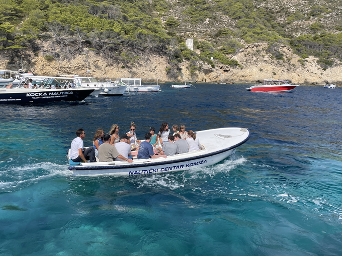 V najboljših letih so s takimi čolni v Modro špiljo prepeljati med dva in tri tisoč turistov dnevno. | Foto: Gregor Pavšič