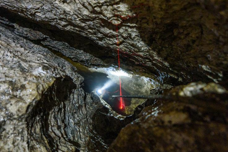 Jame merijo z laserskimi merilci. | Foto: Domagoj Korais