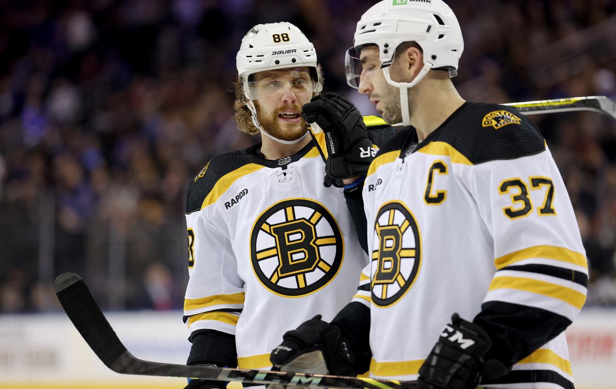 Boston Bruins: David Pastrnak in Patrice Bergeron | Hokejisti Boston Bruins niso izkoristili zaključnega ploščka za napredovanje v drugi krog končnice. | Foto Reuters