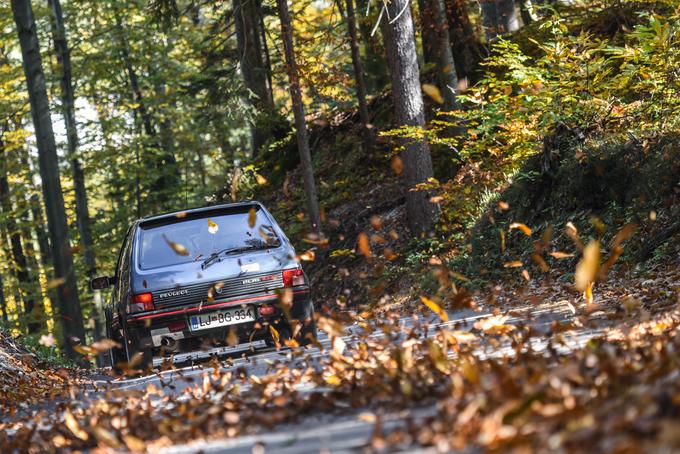 Ko ga je v last dobil Domen, je bil avtomobil zadaj poškodovan. Skupaj z bratom in očetom so ga popravili ter pripravili na nadaljnjih 30 let delovanja, | Foto: Gašper Pirman