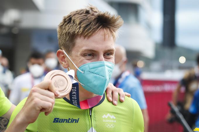 Po Touru mu je uspelo osvojiti še olimpijsko medaljo. V Tokiu si je po cestni dirki okrog vratu obesil bron.  | Foto: Anže Malovrh/STA