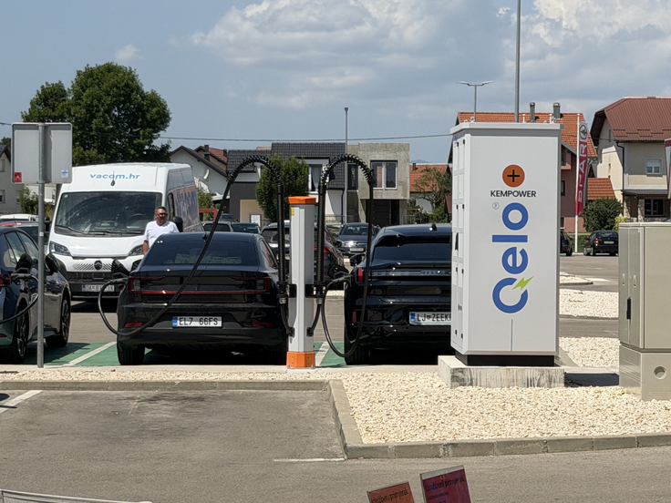 Alternativa v Gospiću z veliko krajšimi čakalnimi vrstami so polnilnice hrvaškega zasebnega ponudnika Qelo. | Foto: Gregor Pavšič