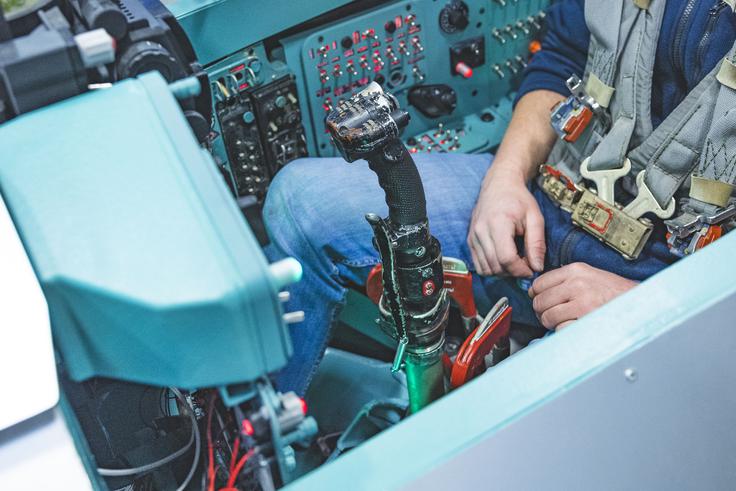 Originalni sedež letala MiG-21bis je del novega simulatorja letenja, ki s pridom izkorišča pridobitve navidezne resničnosti (VR): Predvidoma naslednje leto bodo simulator okrepili s pokrajinami, ki zajemajo tudi Slovenijo, Hrvaško ... | Foto: Ana Kovač