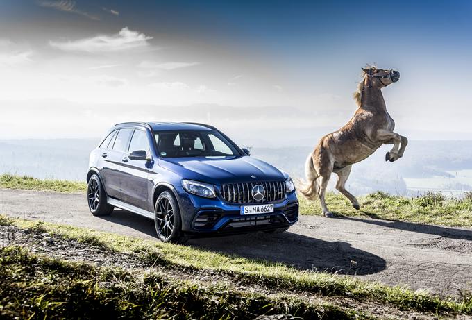 Štirilitrski osemvaljni biturbo agregat proizvede 510 razjarjenih 'konjev', ki kar čakajo, da preskočijo še tako visoko oviro. | Foto: Mercedes-Benz