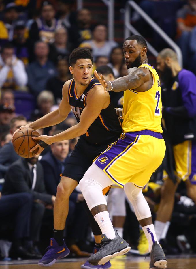 LeBron James in soigralci LA Lakersov so izgubili še drugič v dobrem dnevu. Tokrat proti zadnjemu Phoenixu. | Foto: Reuters
