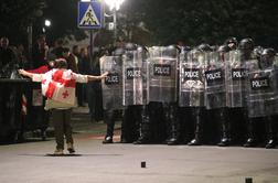 Brutalni spopad med policijo in protestniki #video