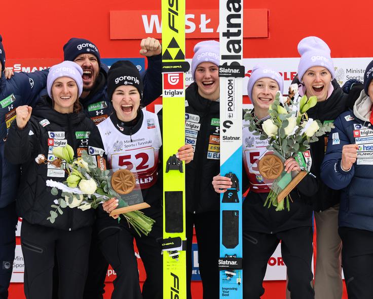Veselje slovenskega tabora ob dvojni zmagi. | Foto: Reuters