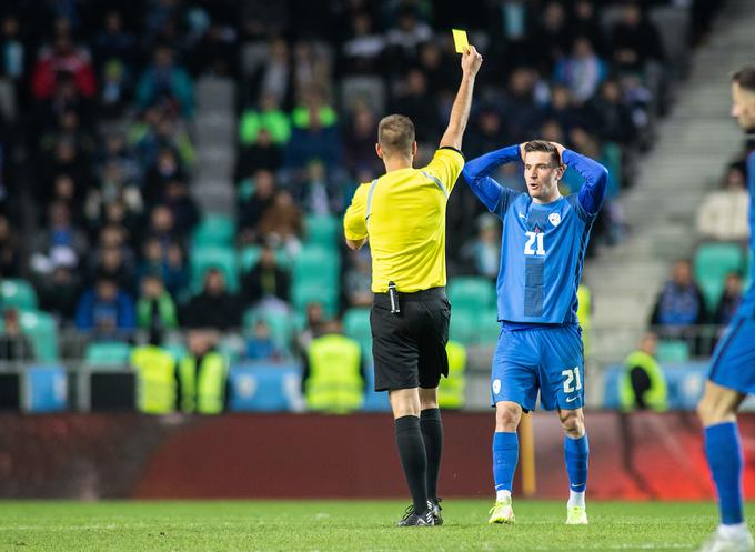 Benjamin Verbič je bil eden izmed šestih nogometašev, ki so na tekmi med Slovenijo in Črno goro prejeli rumeni karton. | Foto: Nik Moder/Sportida