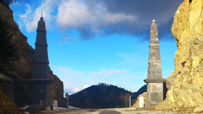 Obeliska na prelazu Ljubelj, tik ob današnji državni meji med Slovenijo in Avstrijo, so postavili leta 1728 v čast cesarju Karlu V, ki je takrat prav tu prečkal Karavanke. | Foto: Srdjan Cvjetović