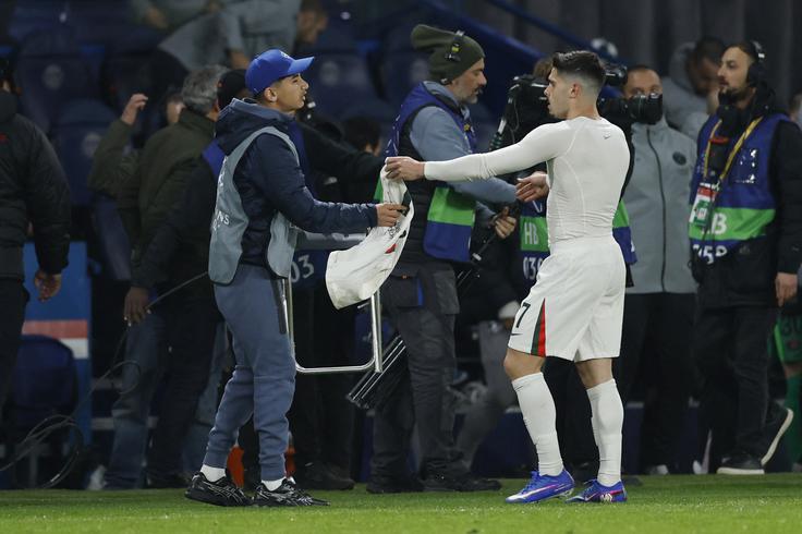 Pedro Neto je po tekmi stopil do nesrečnega pobiralca žog. | Foto: Reuters