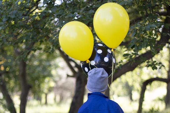 Otrok z balonom | Fant, čigar rojstni dan je bil 21. maja, je bil najmlajši od treh otrok. Fotografija je simbolična. | Foto Guliverimage