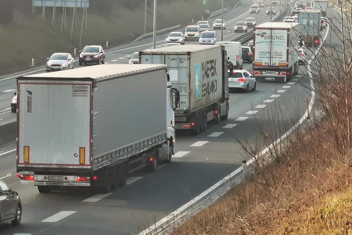 Gneča na mejnih prehodih, na ljubljanski obvoznici danes začeli z deli