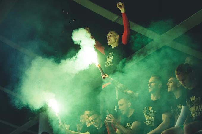 Veselje Matevža Vidovška in soigralcev na častni tribuni, ko so še enkrat pozdravili navijače na zelenici. | Foto: Grega Valančič/Sportida