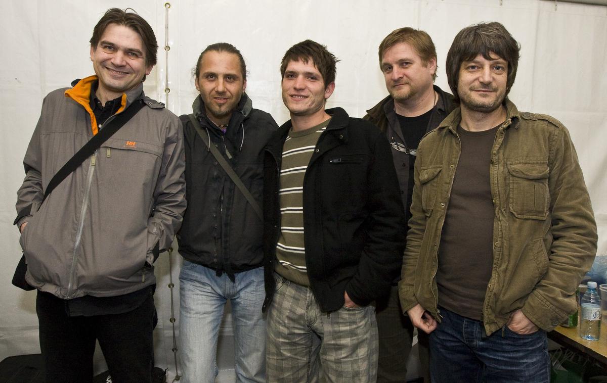 skupina Avtomobili | Basist skupine Avtomobili David Šuligoj na skrajno desni. Od leve proti desni si sledijo še Marko Vuksanović, Boštjan Andrejc, Lucijan Kodermac in Mirko Vuksanović. (Fotografija je iz leta 2009) | Foto Mediaspeed