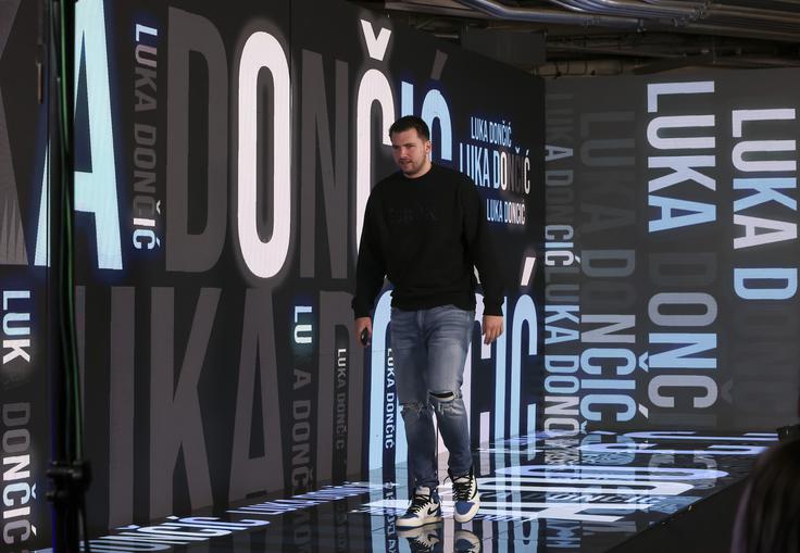 V noči na petek se bo Dončić s soigralci pomeril s San Antonio Spurs. | Foto: Reuters