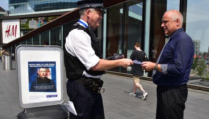Policist mimoidočemu v Londonu izroča letak z informacijami o preizkusu tehnologije za prepoznavanje obrazov. | Foto: Londonska metropolitanska policija (Met)