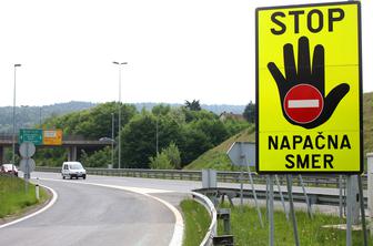 Vozila v napačno smer in se za las izognila hujši nesreči #video