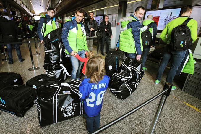 Oklepnikom so družbo delali tudi otroci. | Foto: Daniel Novakovič/STA