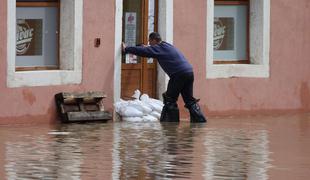 Huda neurja tudi v sosednjih državah: poplave zahtevale osem žrtev #video