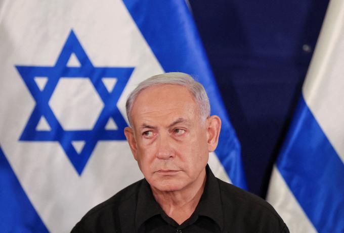 "Nekega večera na večerji v Jeruzalemu leta 1977 sem slišal mladega Izraelca govoriti o Arabcih z izrazi, zaradi katerih mi je zaledenela kri. 'V naslednji vojni,' je dejal, 'moramo Palestince za vedno spraviti z Zahodnega brega.'" Tako se je britanski zgodovinar Max Hastings leta 2009 v Guardianu spominjal zdajšnjega izraelskega premierja Benjamina Netanjahuja. Netanjahu, ki je za številne v Izraelu najbolj odgovoren na izraelsko nepripravljenost na napad Hamasa 7. oktobra, je velik nasprotnik ideje o dveh državah – Izraelu in Palestini. V skladu z načelom deli in vladaj je dolga leta igral na karto razkola med islamističnim Hamasom, ki je leta 2007 zavladal v Gazi, ter bolj sekularnim Fatahom, ki ima prevlado med Palestinci na Zahodnem bregu. Zato naj bi vse do 7. oktobra dajal neke vrste potuho Hamasu. | Foto: Reuters